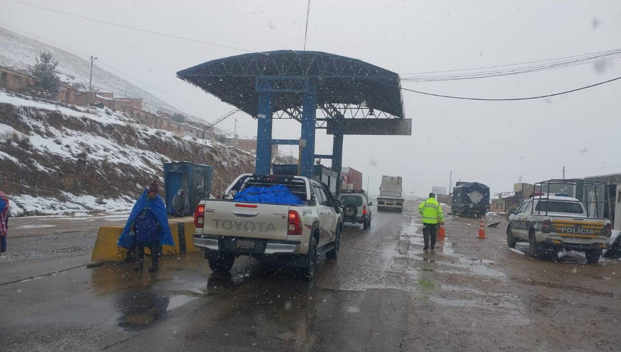 Persistente nevada cae en la ruta Cochabamba – Oruro, vehículos circulan con precaución