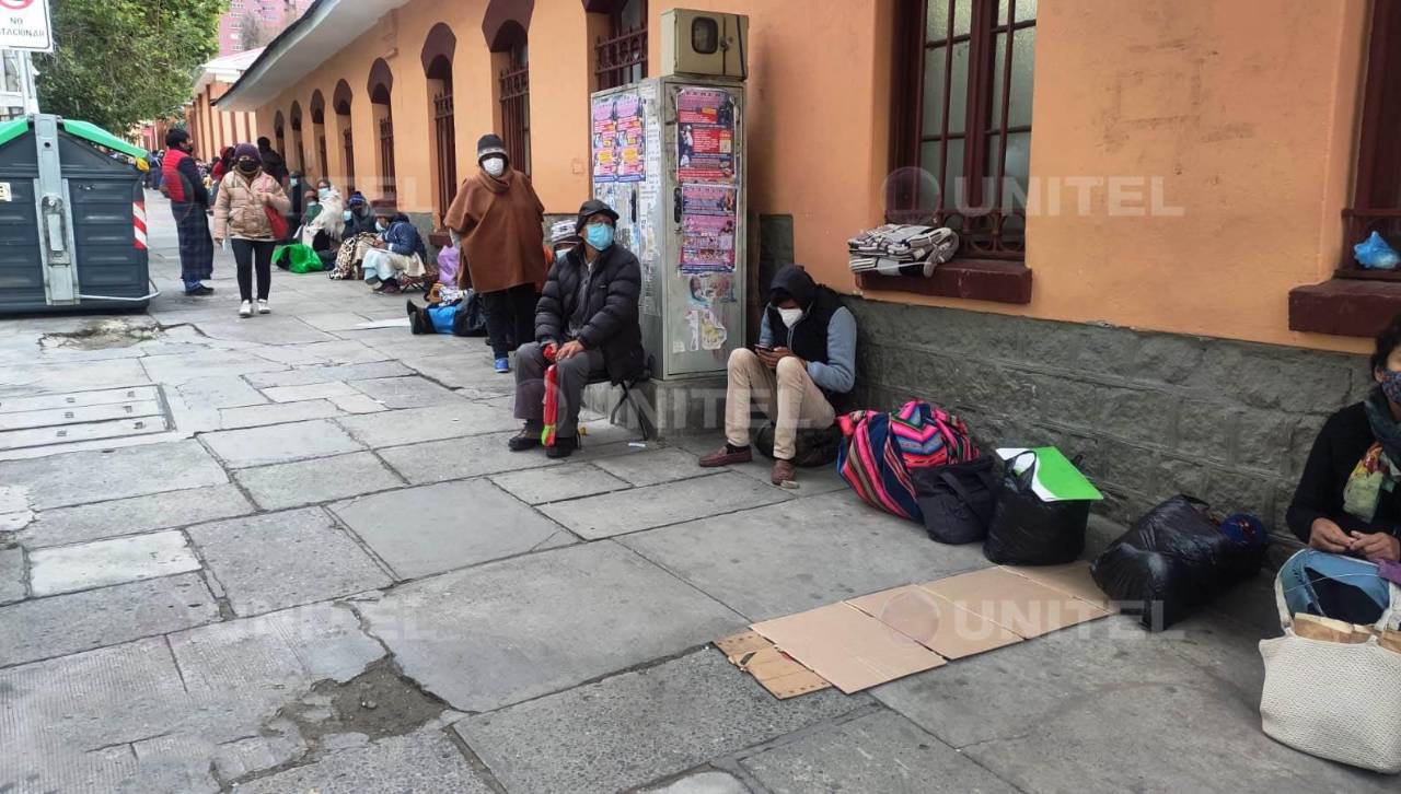 “No tengo celular”: mujer rompe en llanto porque no pudo conseguir ficha digital para el Hospital de Clínicas de La Paz