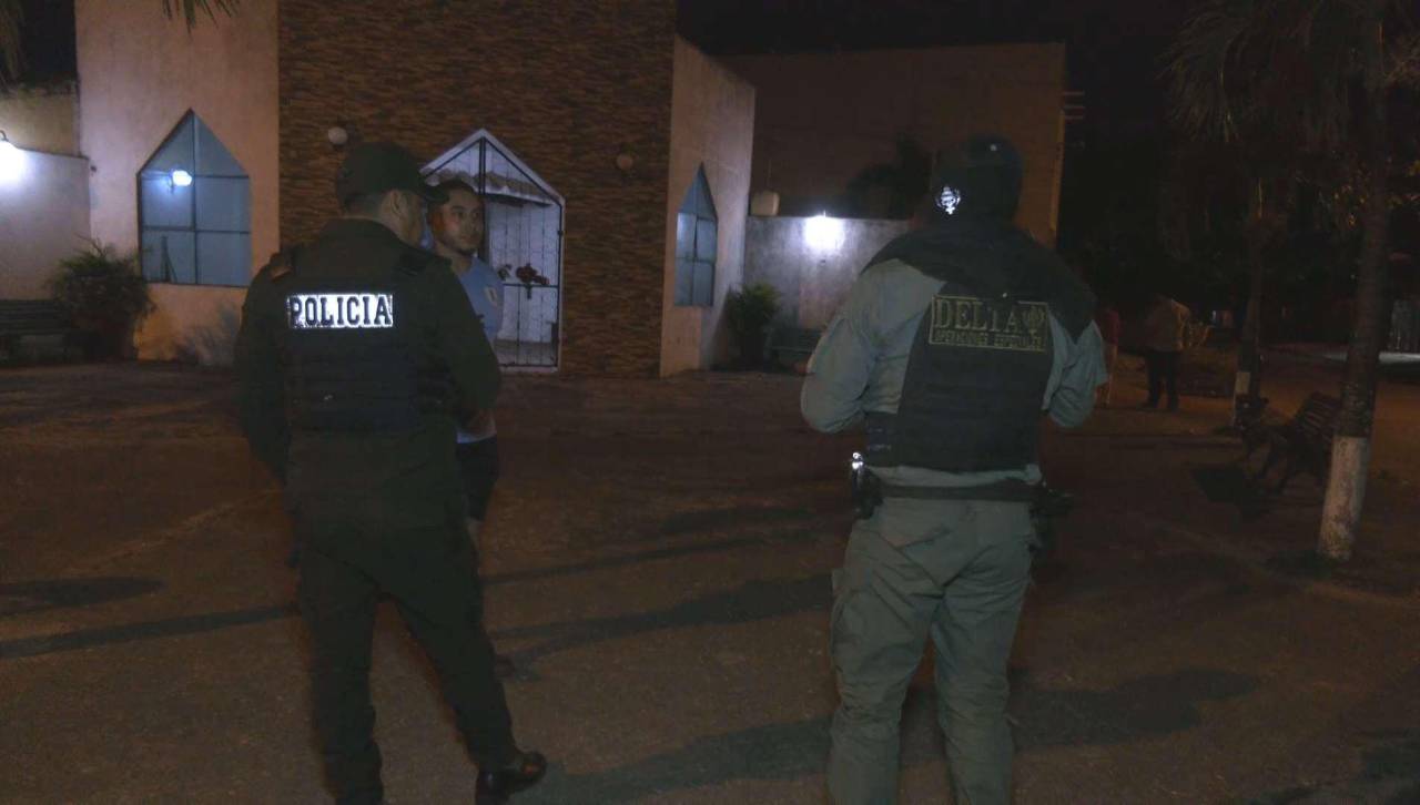 Delincuente apunta con un arma a una pareja, una de las víctimas forcejea y sale un disparo al aire