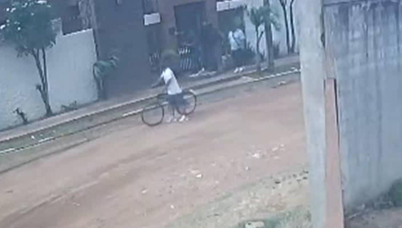 Video: Cuatro sujetos roban Bs 150.000 y $us 10.000 de una casa a plena luz del día y en solo cinco minutos