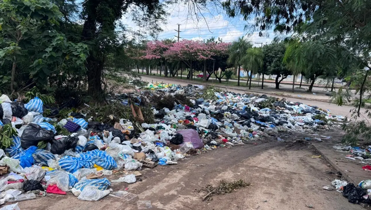 “No alzan bien la basura”: vecinos reclaman por el recojo de los desechos acumulados en la capital cruceña