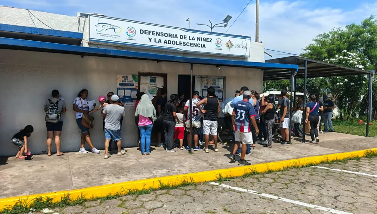 Aumenta la demanda de pasajes en las terminales de buses por las vacaciones escolares en Bolivia