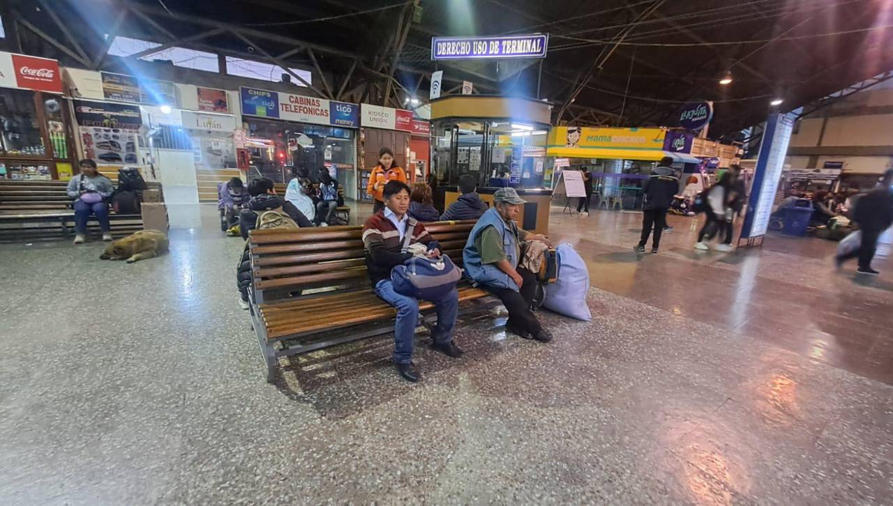 Por bloqueos, no hay salidas a Oruro y La Paz desde la Terminal de Cochabamba; al oriente solo viajan por la ruta antigua