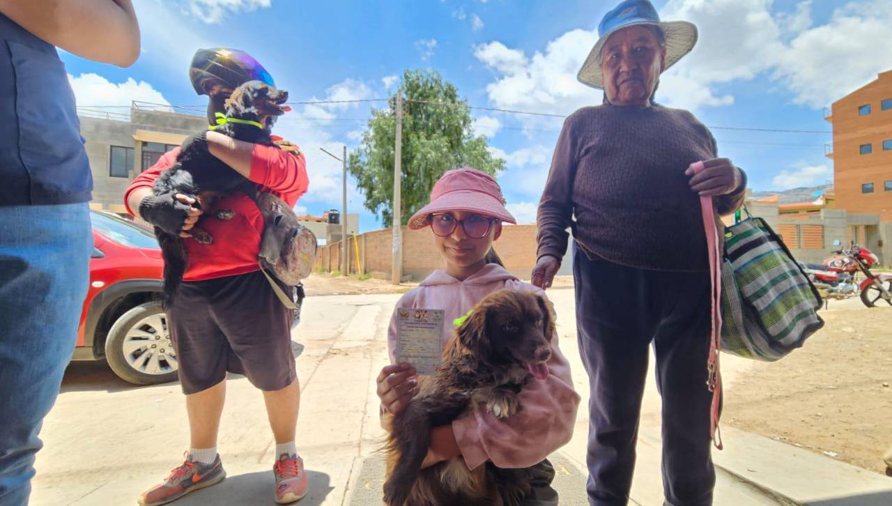 Califican de “exitosa” las jornadas de vacunación masiva a mascotas en el eje metropolitano de Cochabamba 