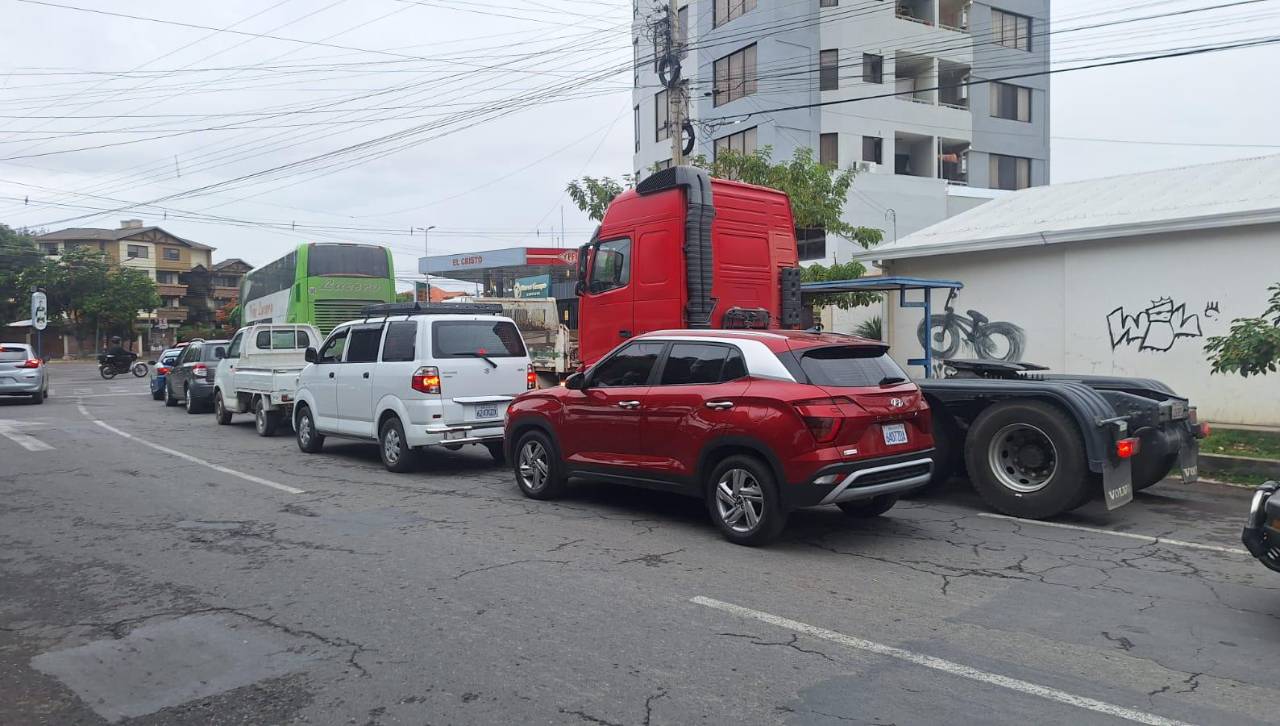 Filas por diésel se registran este miércoles en el eje troncal del país; choferes dicen que dormirán en sus vehículos