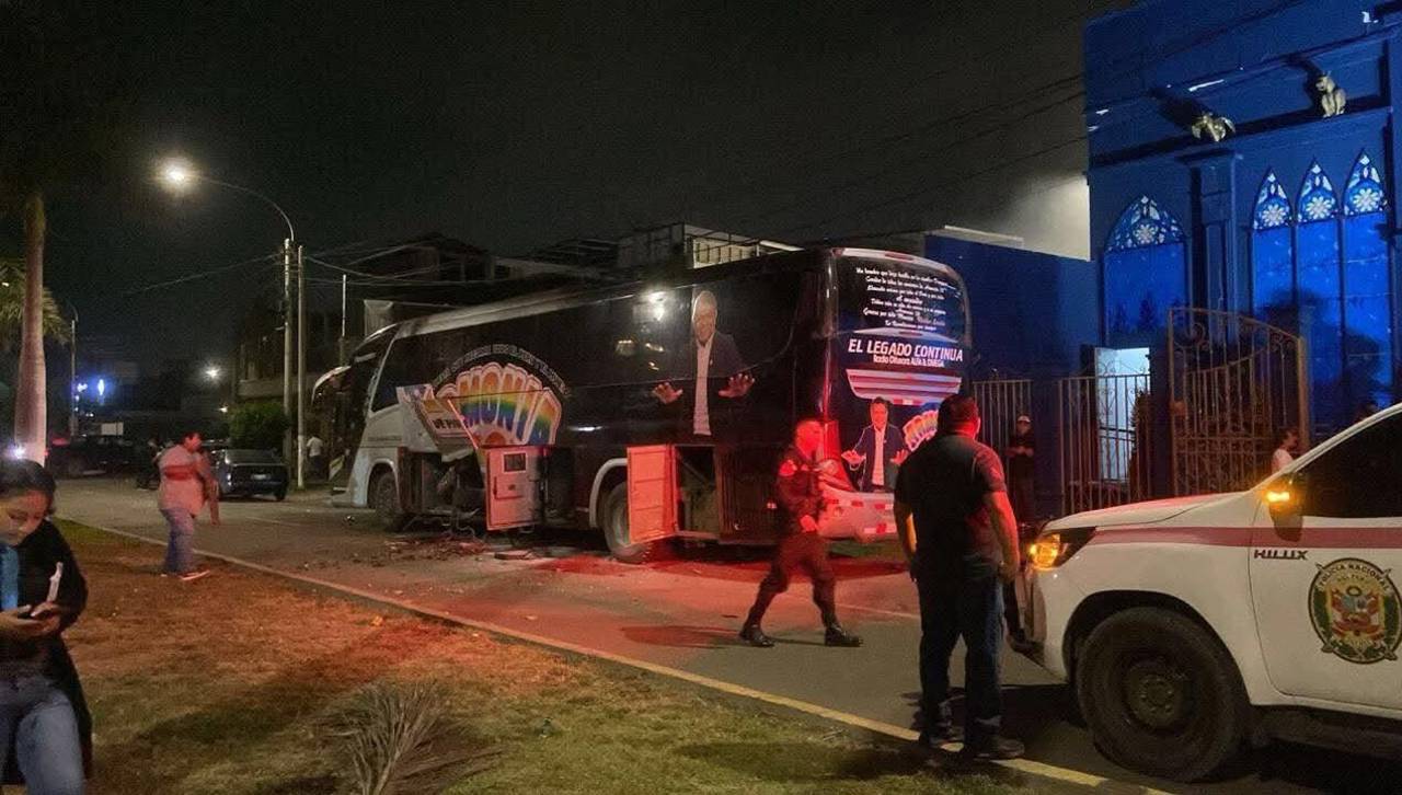 Atentan con explosivo a bus de la agrupación Armonía 10 mientras los músicos participaban de un evento