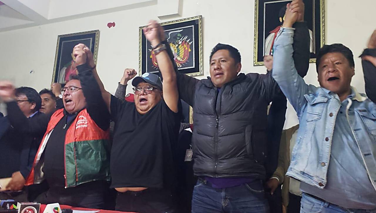 Transportistas de La Paz rechazan diálogo del Gobierno y ratifican paro indefinido departamental