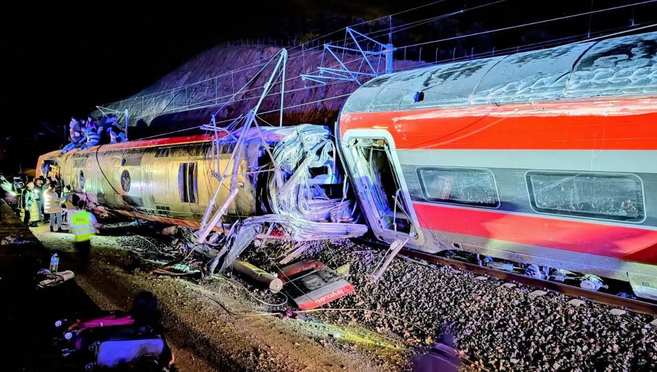 Al menos dos muertos tras descarrilarse dos trenes en una localidad de España