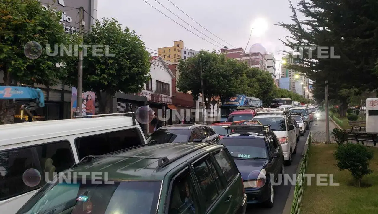 Dobles filas en surtidores por falta de combustible provocan caos vehicular en el país