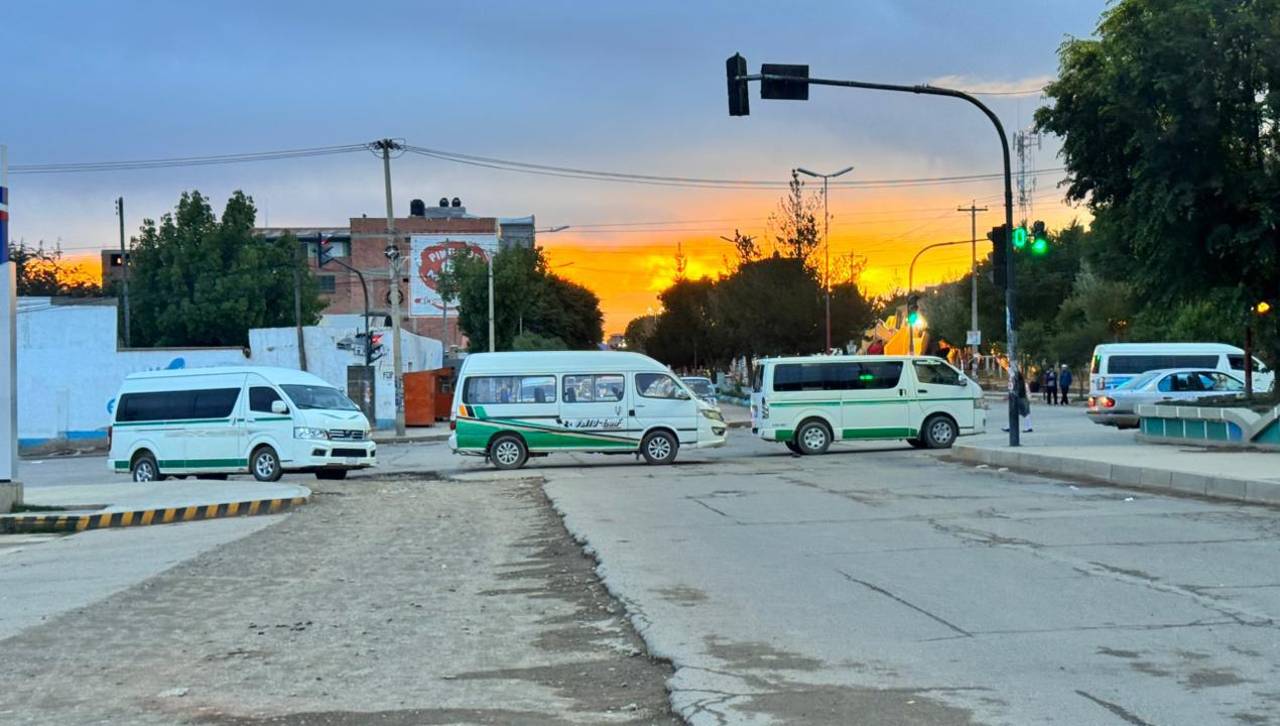 Oruro: Transportistas instalan vigilia y bloquean YPFB por la calidad del combustible