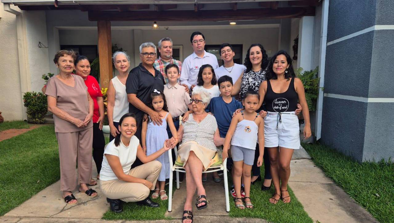 Salustiana, la Cruceña de Oro que cumple un siglo de vida rodeada del amor de su familia