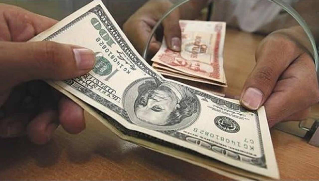 “Estamos experimentando el costo de un ajuste”, dice economista sobre cotización del dólar y asegura que es temporal 