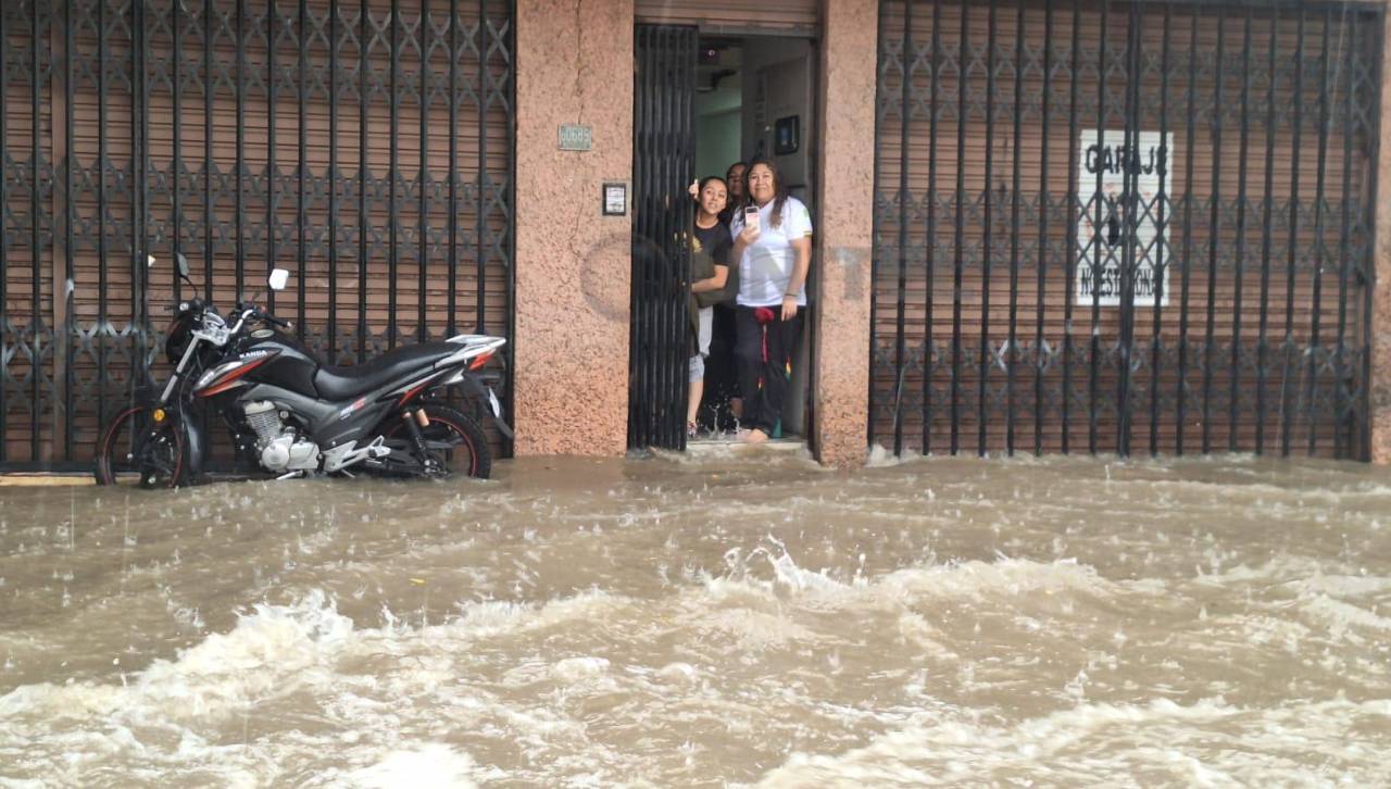 Torrencial lluvia con granizo deja calles inundadas en Cochabamba