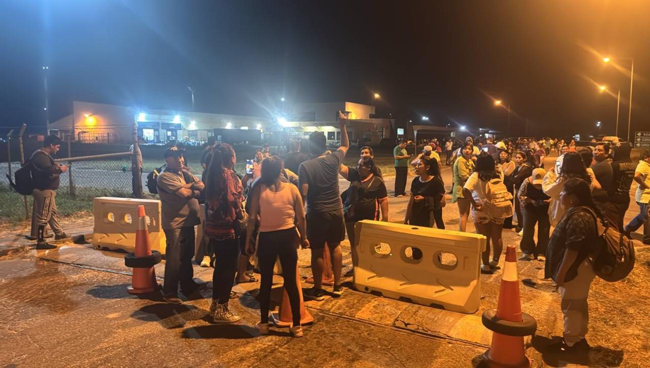 Encomiendas vía aérea: Un grupo de personas instala bloqueo en Viru Viru y dicen que existe demora en atención
