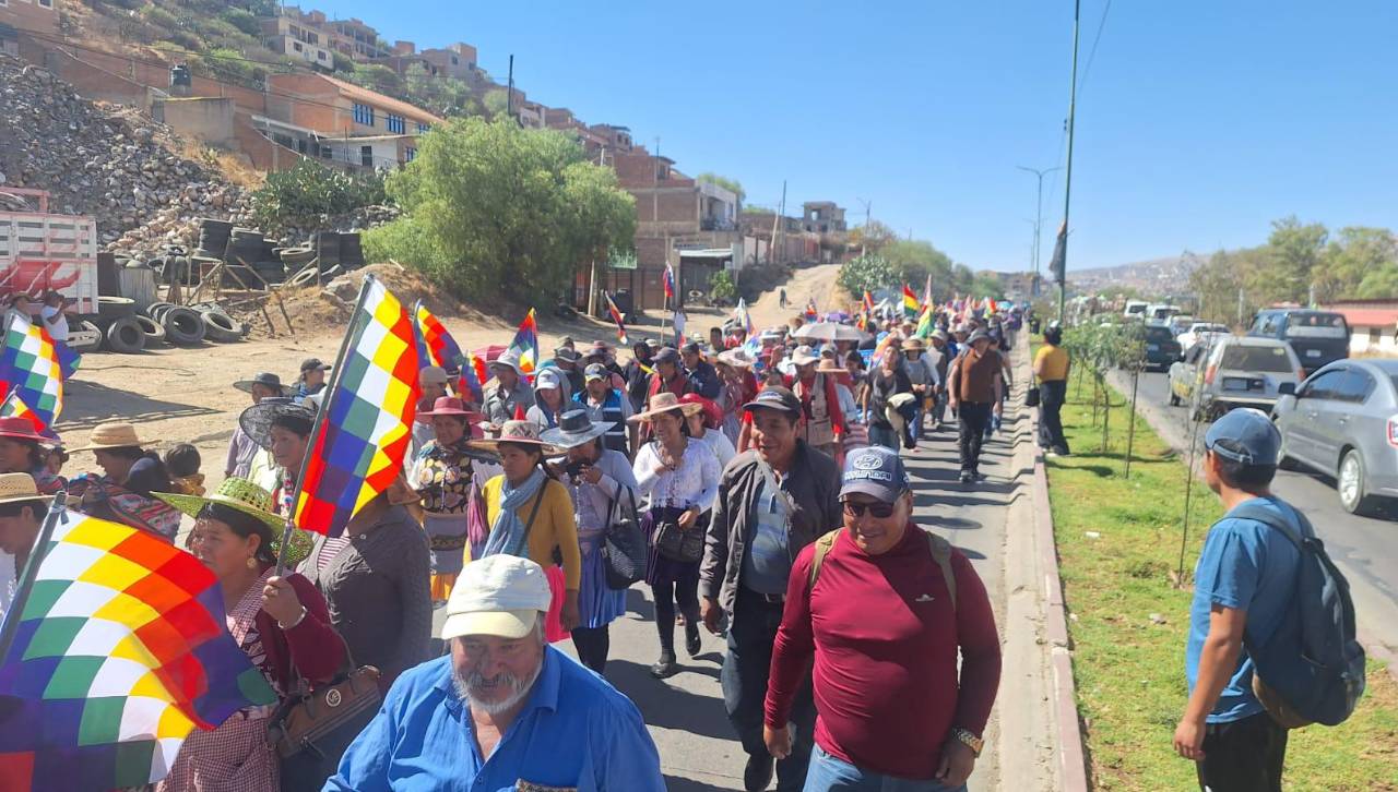 Evistas marchan en la ciudad de Cochabamba en contra del decreto del diésel 