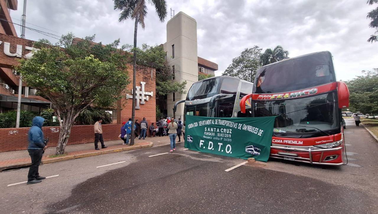 Transportistas bloquean acceso a la Gobernación cruceña exigiendo el incremento de la tarifa interprovincial