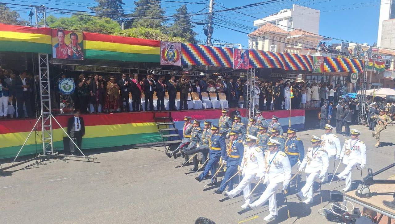 Video: Se escuchan abucheos y silbidos durante el discurso de Luis Arce por el aniversario de las FFAA