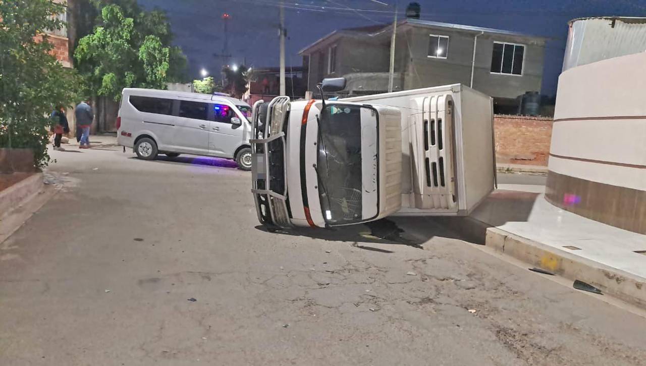 Por evitar los bloqueos, camión quedA volcado tras chocar contra un minibús
