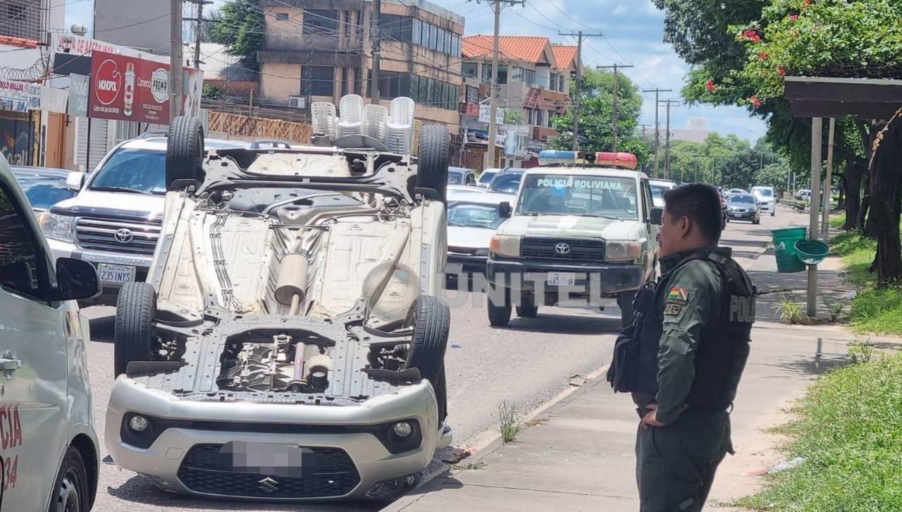 Vehículo vuelca en el cuarto anillo; testigos dicen que la conductora “perdió el control”