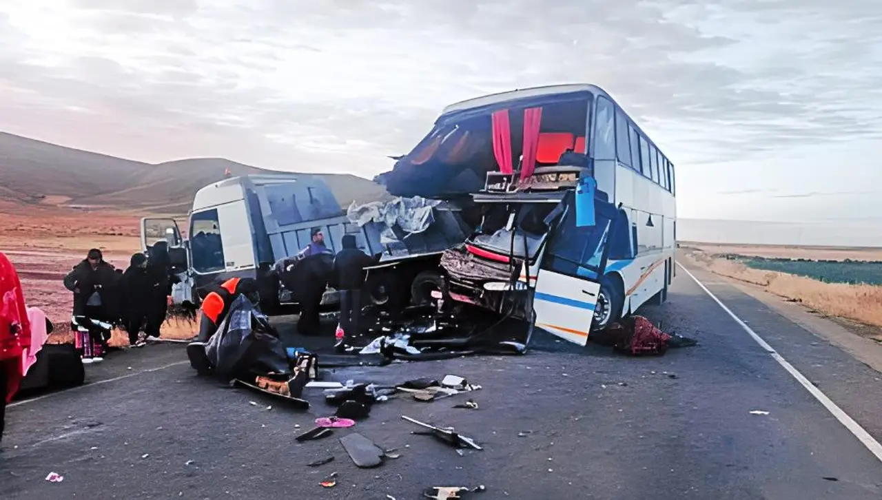 Accidente fatal en carretera nacional: al menos un muerto y heridos por el impacto de un bus contra una volqueta