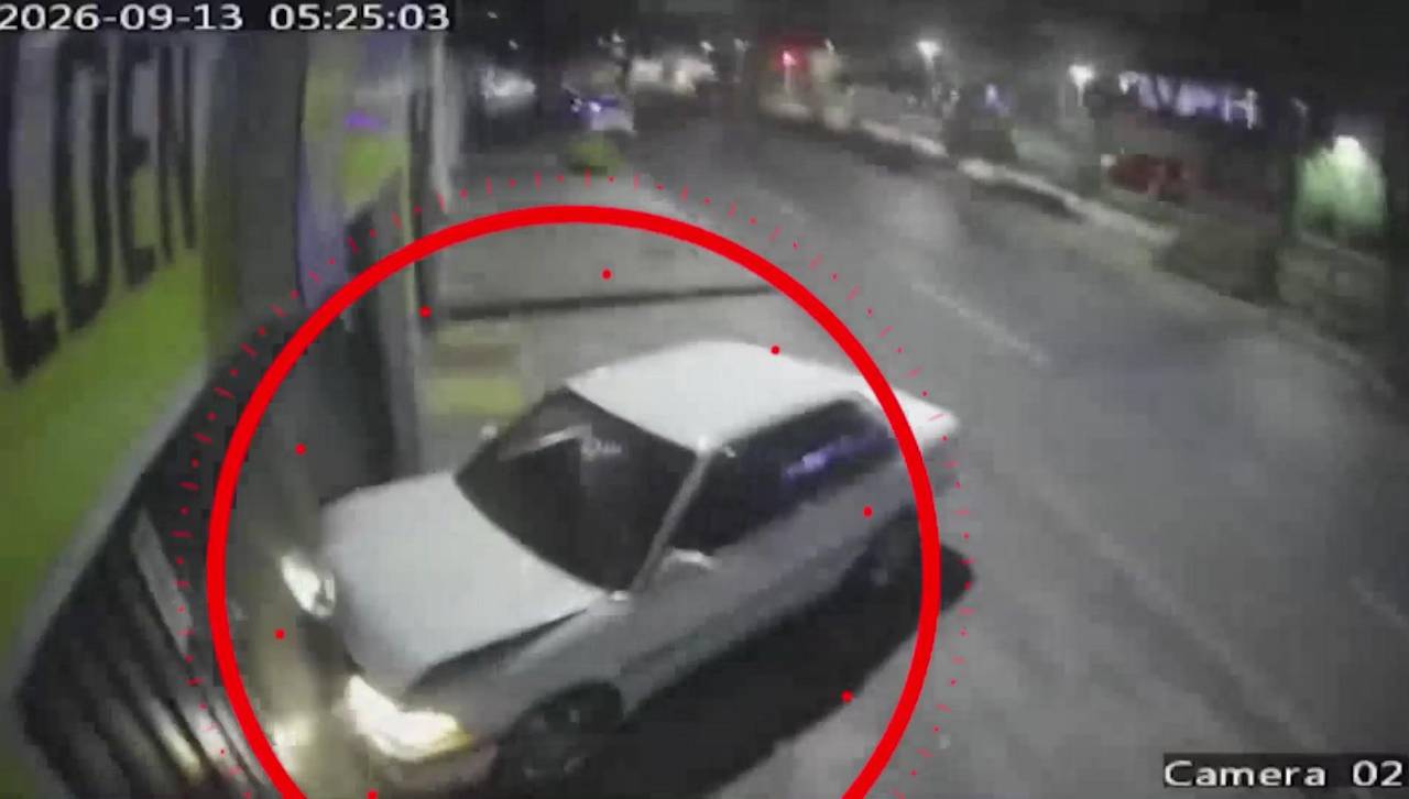 Video: Conductor apuñala a un hombre y choca dos veces contra una licorería