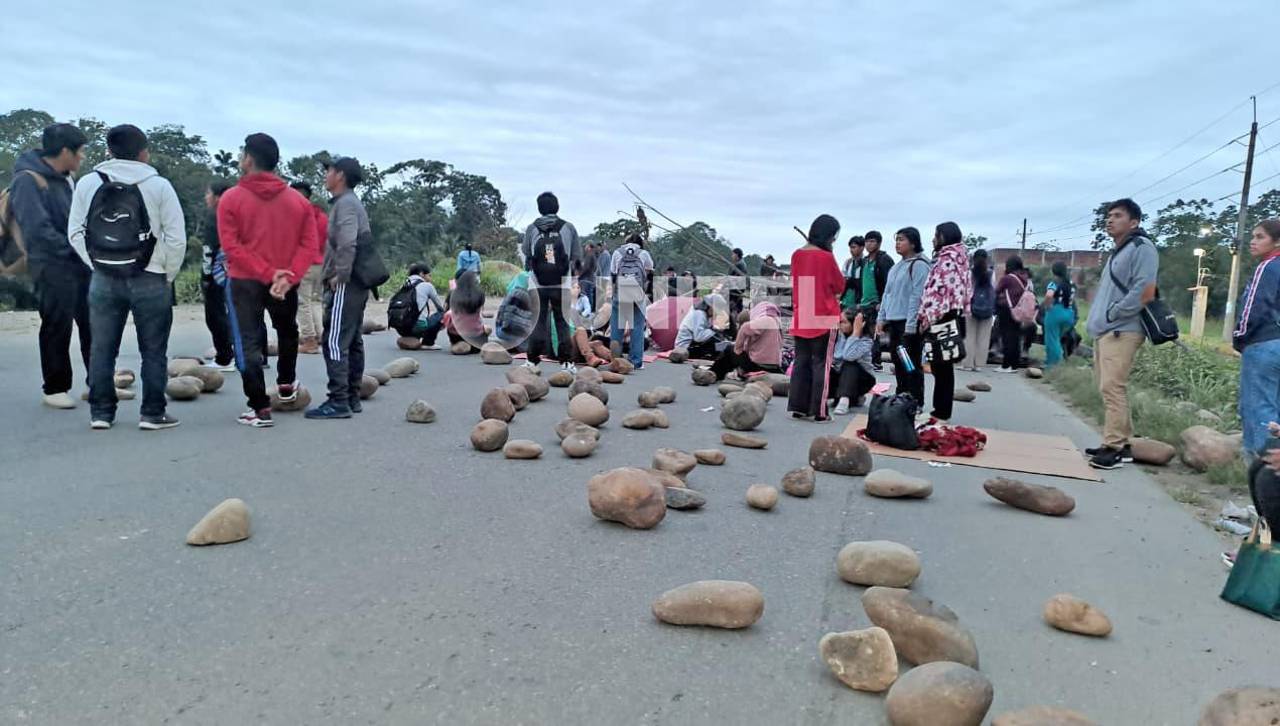 Nuevo bloqueo de estudiantes corta el paso en la ruta nueva Cochabamba – Santa Cruz, en pleno Estado de excepción