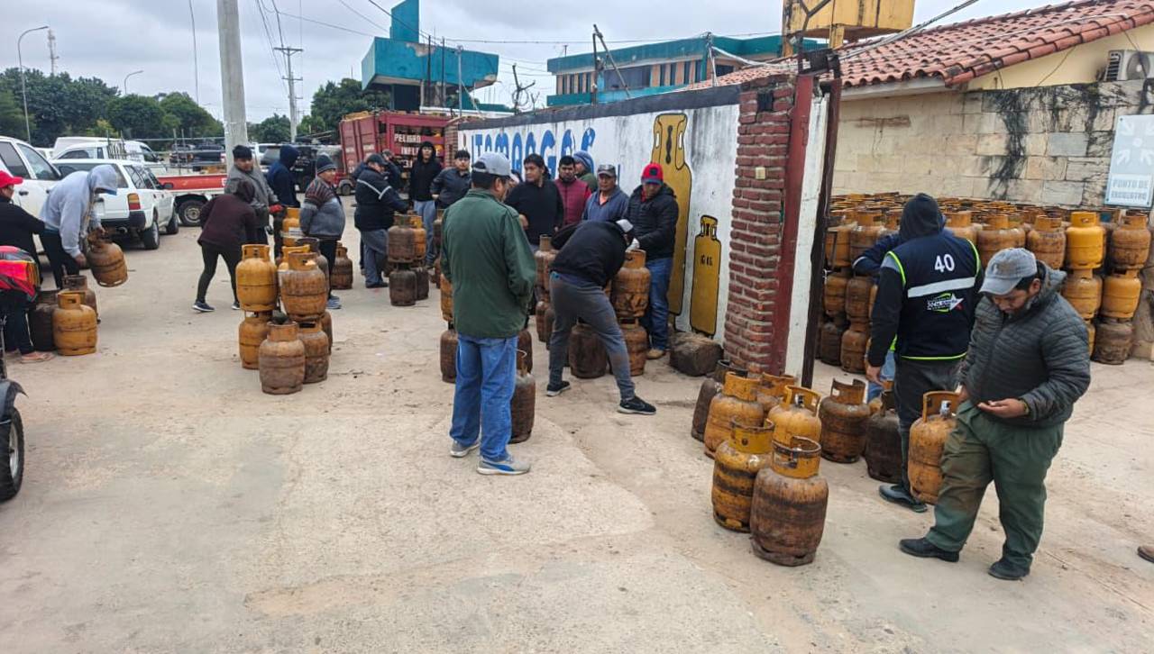 Filas por gas de garrafa en Santa Cruz: Vecinos denuncian que el producto no llega a los barrios