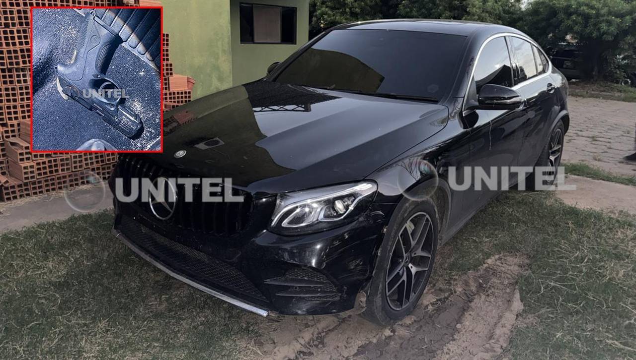 Presunto vehículo de sicarios fue encontrado encunetado y con un arma de fuego en su interior