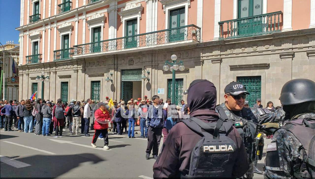 Tensión por cruce entre seguidores de Loza y Revilla en la previa a reunión de gobernadores electos con Paz