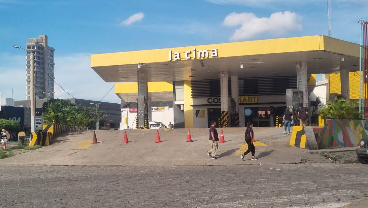 Santa Cruz: Se registran filas en surtidores por gasolina y algunas estaciones no cuentan con este combustible
