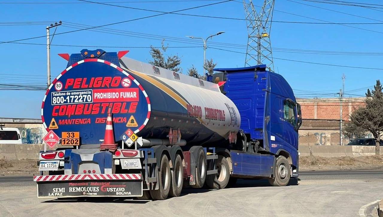 Cisterneros dicen que dejaron de transportar combustible para YPFB tras el retiro de la subvención al diésel