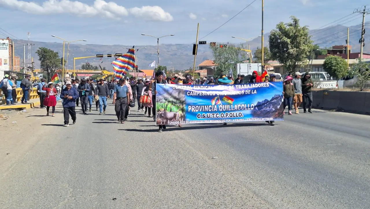 Marcha de la Federación de Campesinos de Cochabamba exige la renuncia de Paz