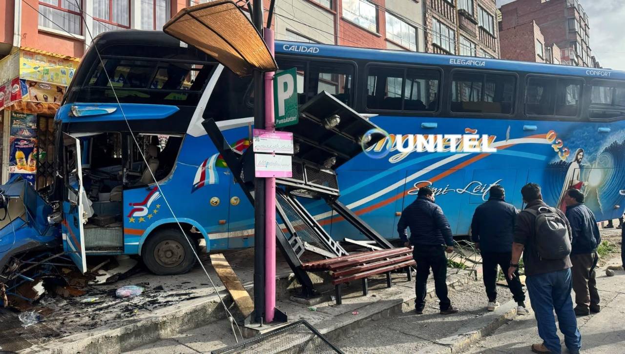 Bus con pasajeros se estrella contra parada de PumaKatari y un quiosco en La Paz