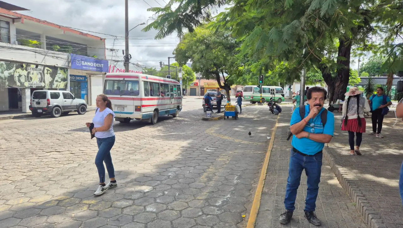 “El plazo es hasta el viernes”: Micreros esperan respuesta de la Alcaldía cruceña sobre alza del pasaje