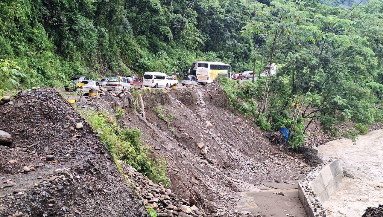 Crecida de ríos en el trópico afecta muros de contención, producción de plátano y causan congestión vehicular
