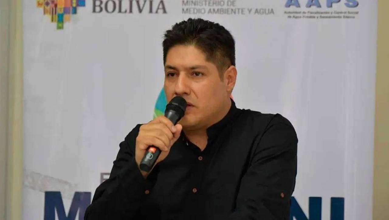 Exministro de Medio Ambiente recibe medidas sustitutivas y se defenderá en libertad en una denuncia por violencia familiar