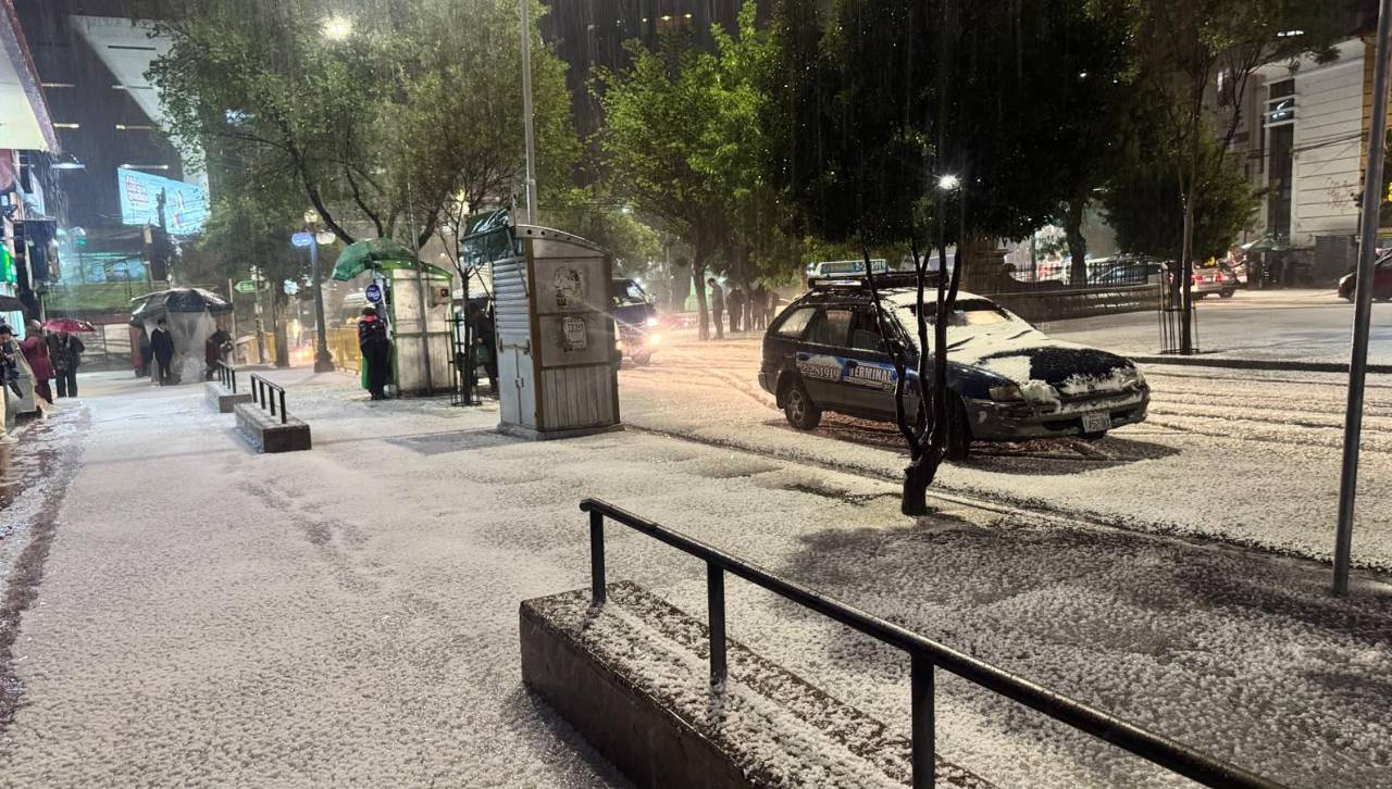 Fuerte granizada cubre de blanco calles y avenida en La Paz y El Alto
