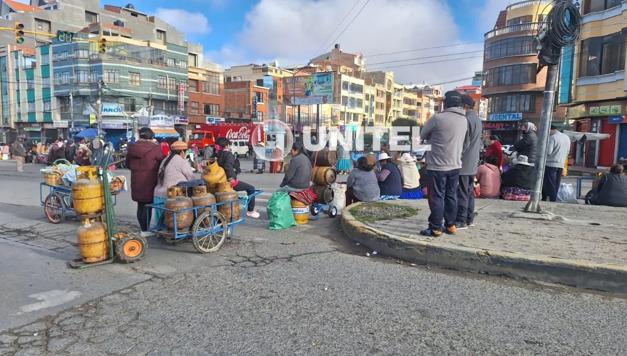 Filas y bloqueos en El Alto y La Paz por garrafas; vecinos denuncian que esperan horas para poder comprar
