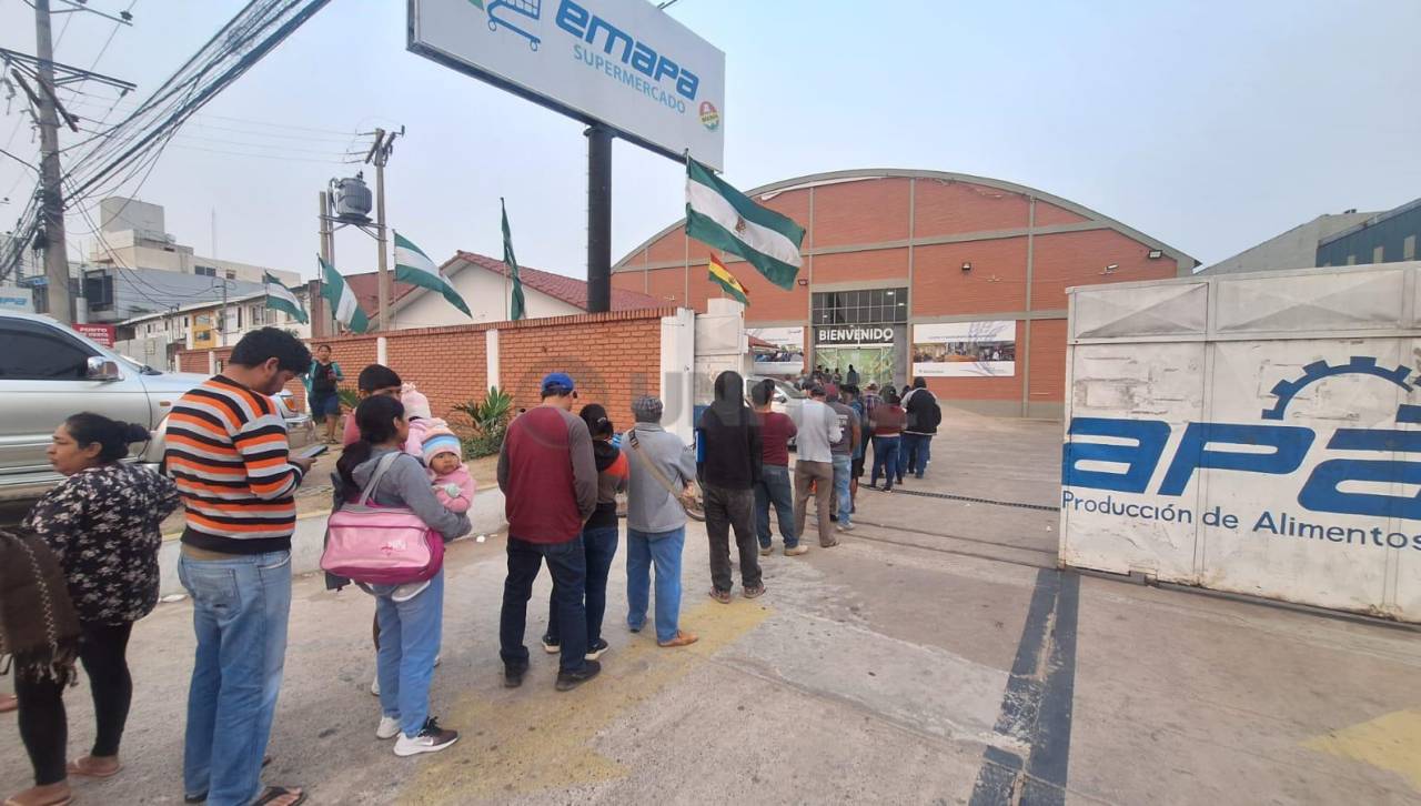 Emapa registra largas filas de personas que buscan comprar arroz en Santa Cruz