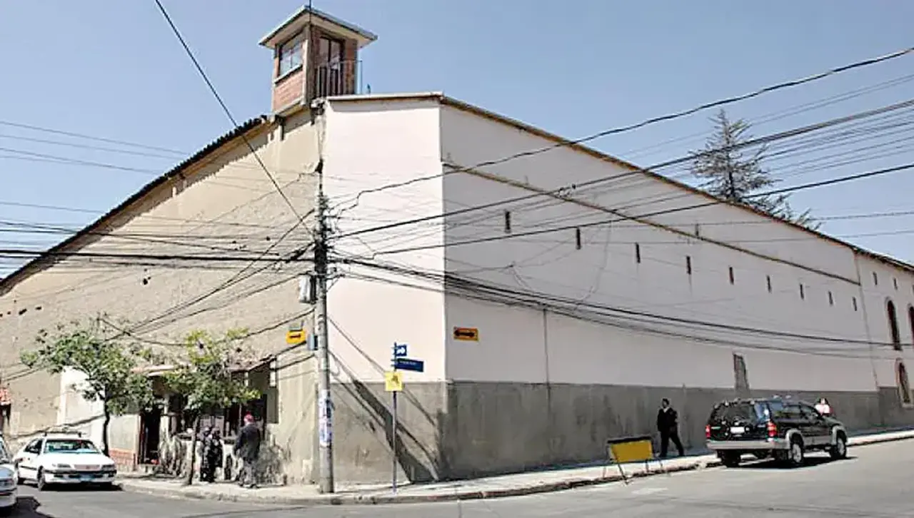 Recapturan a reo que fugó cuando era trasladado hasta una entidad financiera en La Paz