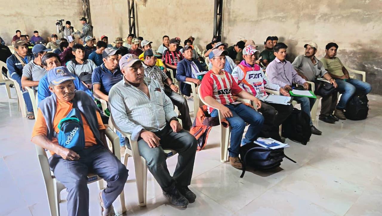 ANH, Policía y Senasag se reúnen en una comunidad de Saipina con productores movilizados en planta de Oconi