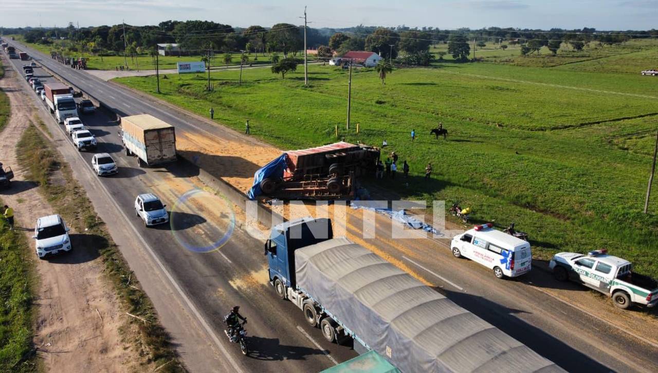 Camión cargado con maíz volcó en la carretera Warnes - Montero e inhabilitó una vía