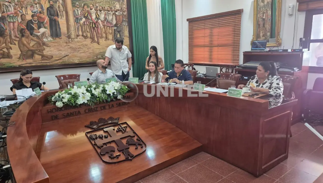 Video: En medio de gritos, se suspende la sesión del Concejo cruceño “para no vulnerar derechos”, según Alberti