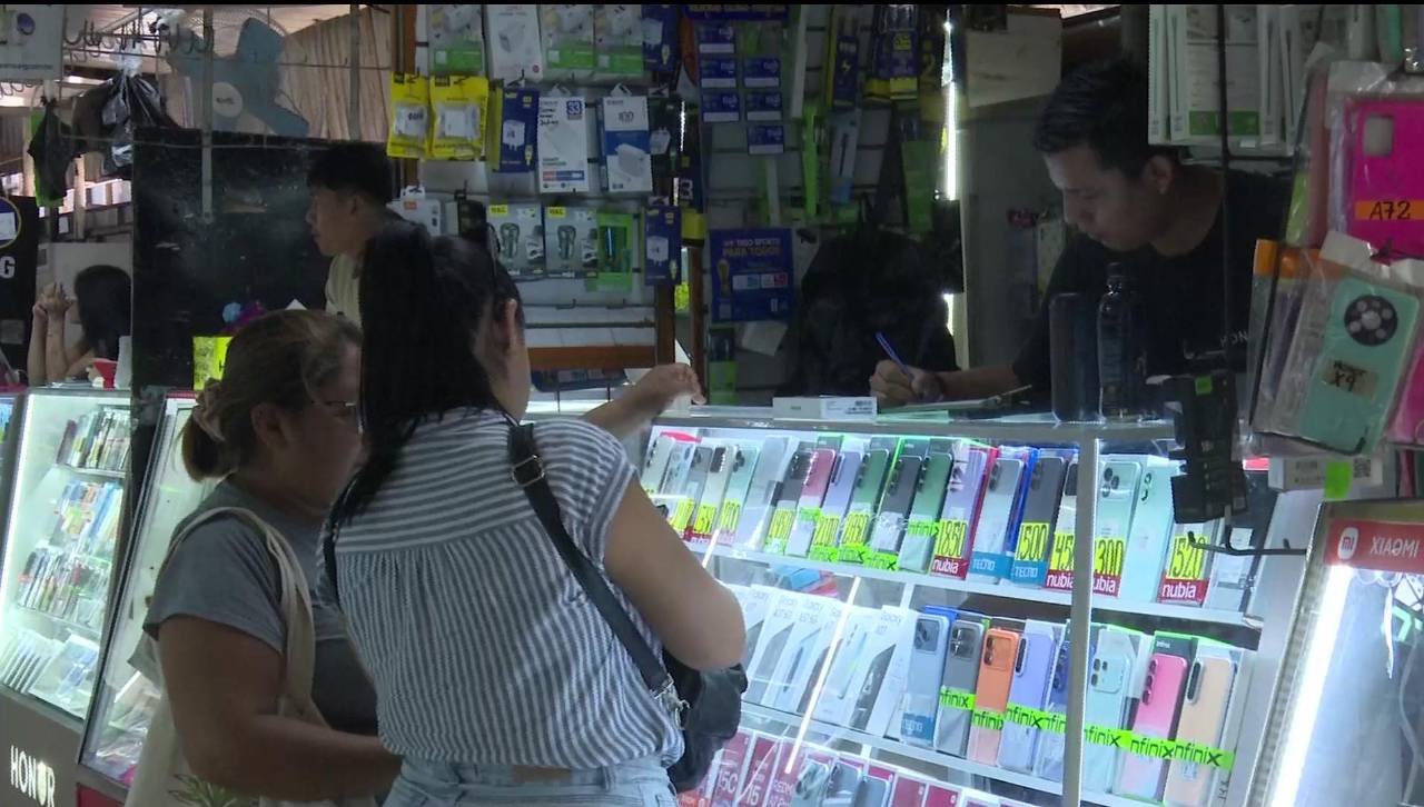 Santa Cruz: Comerciantes de celulares señalan que debido a la variación del dólar no pueden mantener precios fijos