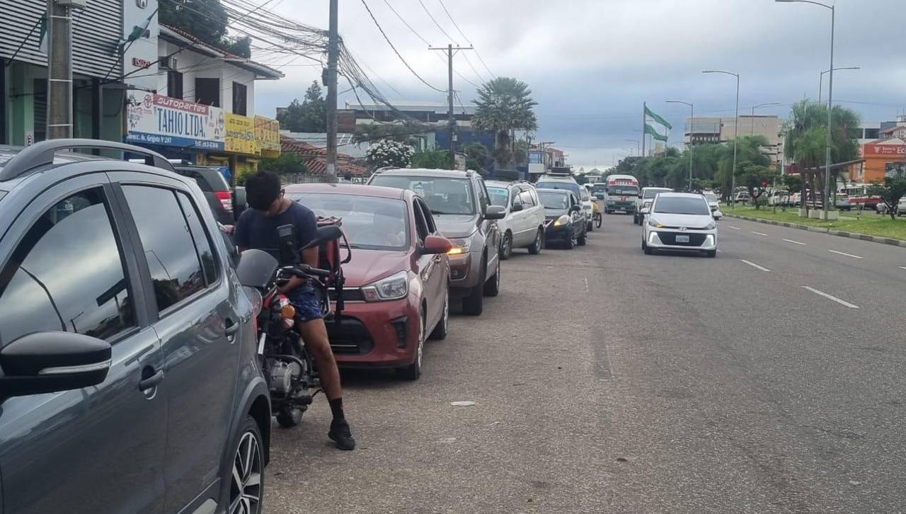 Bolivia arranca el segundo día de carnaval con poco transporte público y con conductores en vigilia por combustible