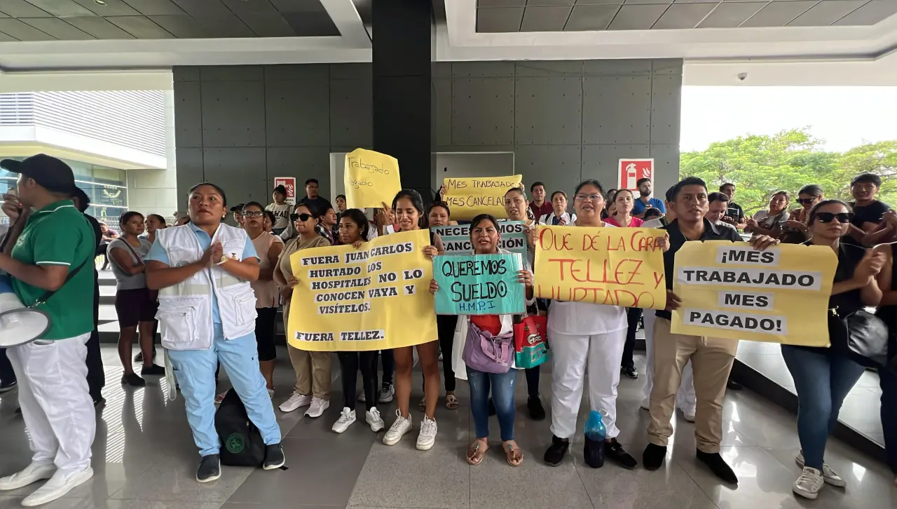 Médicos protestan en la Quinta Municipal de Santa Cruz de la Sierra mientras cumplen un paro de 24 horas