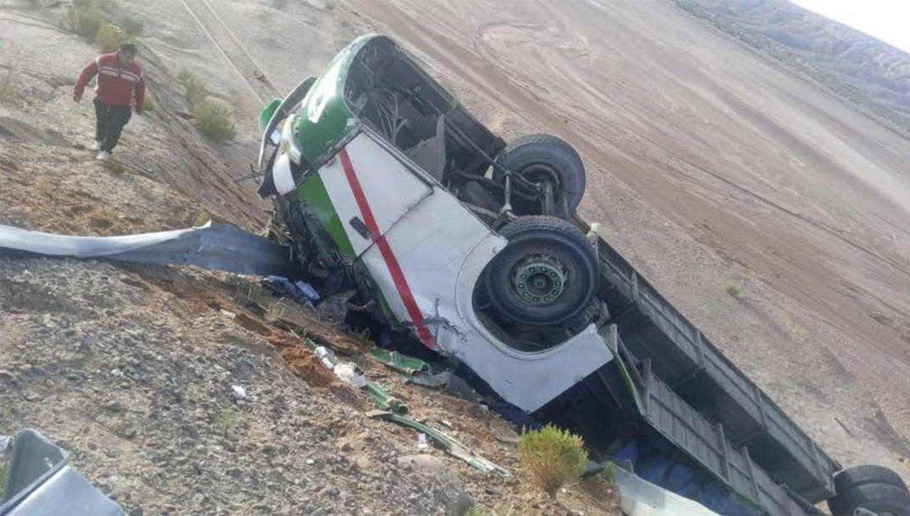 Un bus que partió de La Paz se vuelca en Potosí; se reportan heridos