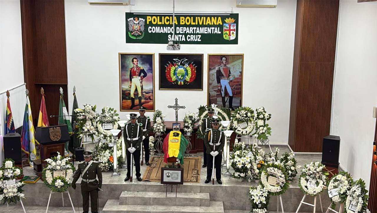 El subteniente Yerson Salazar recibe ascenso póstumo en el Comando de la Policía en Santa Cruz 