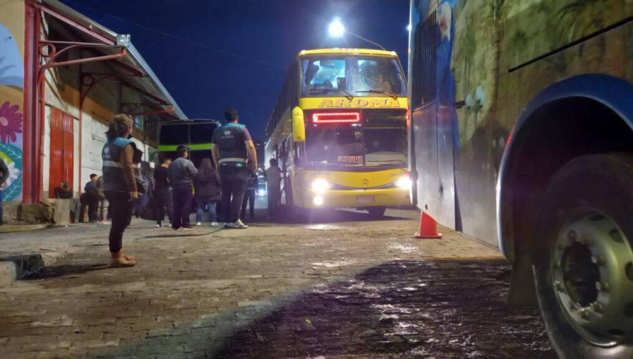 Habilitan salida de buses de La Paz a Cochabamba; piden precaución por las piedras u otros objetos en la carretera 