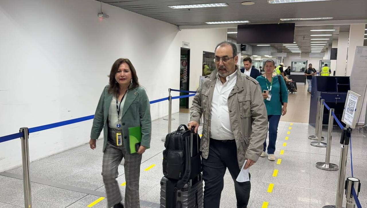 Presidente de la CAF llega a Bolivia y dice que hará anuncios junto con Rodrigo Paz